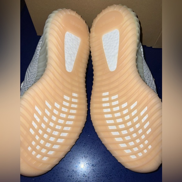 The YEEZY BOOST 350 V2 - NEW - Picture 7 of 7